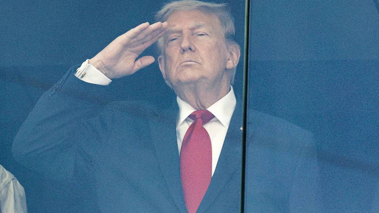 Trump tätschelt den WM-Pokal