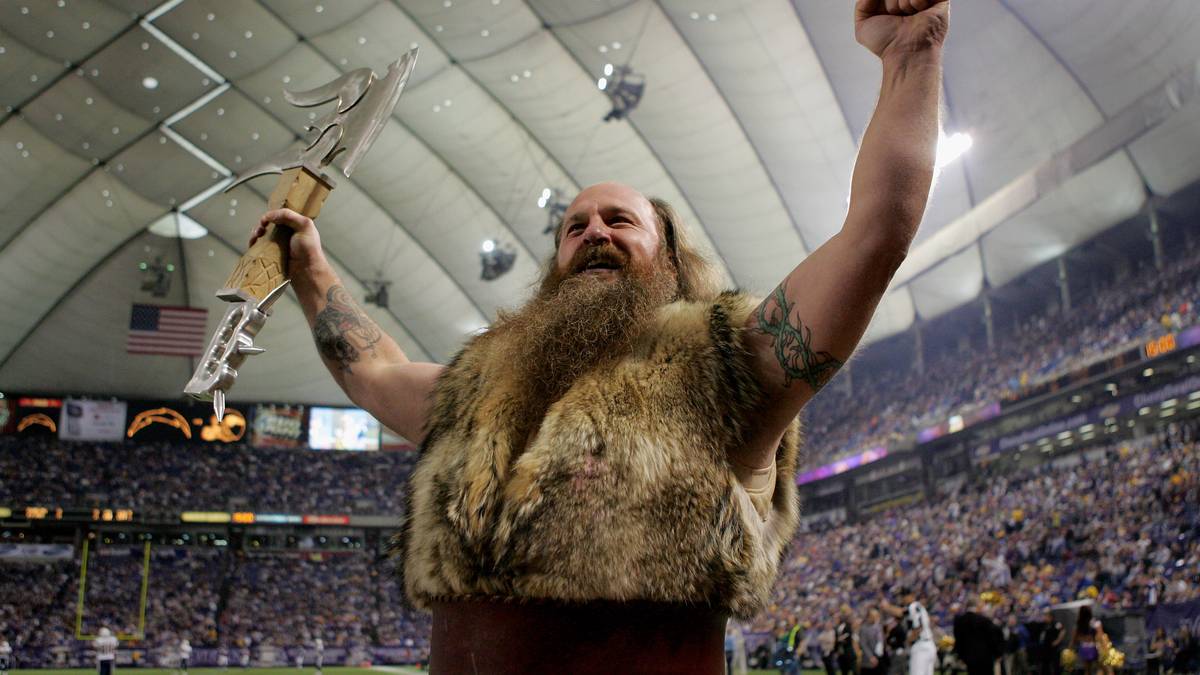 Seit über 20 Jahren arbeitet Joe Juranitsch als Maskottchen der Minnesota Vikings, nun verlängert das NFL-Team sein Engagement nicht. Denn Juranitsch fordert eine saftige Gehaltserhöhung. Statt bisher 1500 Dollar will "Ragnar" nach Informationen von "ESPN" jetzt 20.000 Dollar pro Heimspiel - eine Steigerung um 1200 Prozent