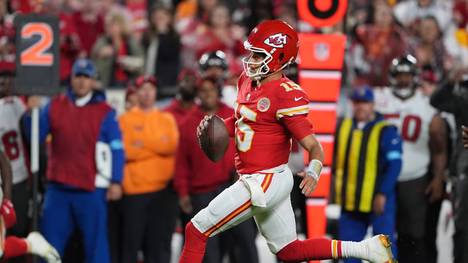 Kansas City Chiefs quarterback Patrick Mahomes (15) runs for a first down during Monday Night Football at Arrowhead Stadium in Kansas City, Missouri on November 4, 2024. PUBLICATIONxINxGERxSUIxAUTxHUNxONLY KCP2024110420 JONxROBICHAUD