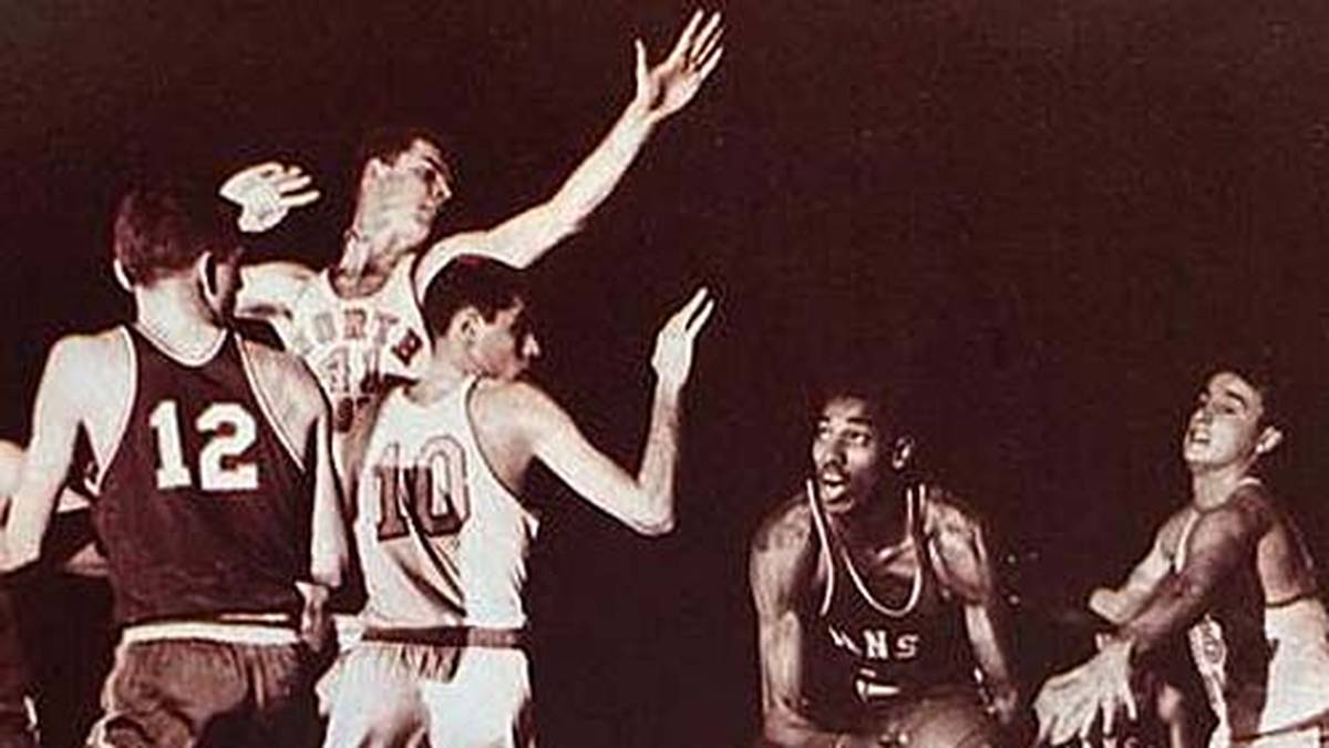 RANG 9: Der große Wilt Chamberlain gewinnt in seiner einmaligen Karriere zahllose Trophäen und Meisterschaften. 1957 zieht "The Stilt" als noch sehr  junger College-Athlet der Kansas Jayhawks (M.) gegen die North Carolina Tar Heels mit 53:54 nach dreimaliger Verlängerung den Kürzeren. Trotzdem wird Chamberlain zum besten Spieler des Final Four gewählt. Später sagt er, es sei "die schmerzhafteste Niederlage seines Lebens" gewesen