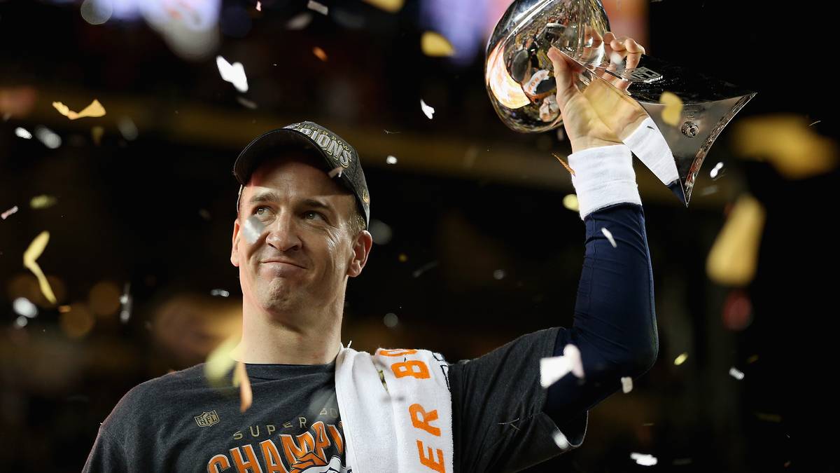 2016, DENVER BRONCOS (24:10 gegen die Carolina Panthers): Es ist der krönende Abgang des "Sheriffs" in Super Bowl 50! Zwar baut Legende Peyton Manning (Bild) selbst innerhalb der Saison deutlich ab, dennoch erreicht er dank seiner herausragenden Defense noch einmal das Finale und kann seinen zweiten Super-Bowl-Titel einheimsen