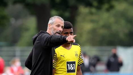 Borussia Dortmund um Neucoach Marco Rose (l., hier mit Ansgar Knauff) erlebte im Testspiel beim FC Gießen einen Sieg