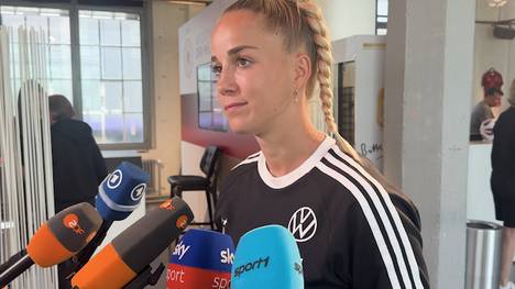 Die Stimmung zwischen den DFB-Frauen und Christian Wück könnte wohl kaum besser sein. Kapitänin Giulia Gwinn gibt Einblicke in die Arbeit von DFB-Coach Christian Wück und lobt ihren Trainer.