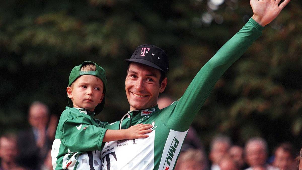 Bei vielen Siegerehrungen seines Vaters Erik Zabel, saß der kleine Rick auf der Schulter und staunte über den Trubel. Jetzt wird Rick Zabel selbst Teil des Tour-Zirkus. Damit geht ein Kindheitstraum in Erfüllung. Er ist ein wichtiger Helfer für Norwegens Starsprinter Alexander Kristoff, kann aber auch selbst schnell sprinten