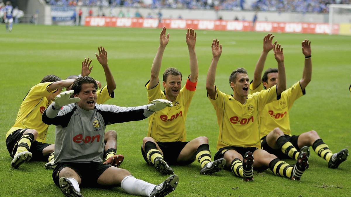 Ein wenig kann sich der BVB auch sich selbst zum Vorbild nehmen. 2004 beendete er die Hinrunde auf Platz 14, war in der Rückrunde dann zweitbeste Mannschaft der Liga mit 37 Punkten und wurde noch Siebter. Schon damals dabei: Keeper Roman Weidenfeller und Sebastian Kehl (2.v.r.)