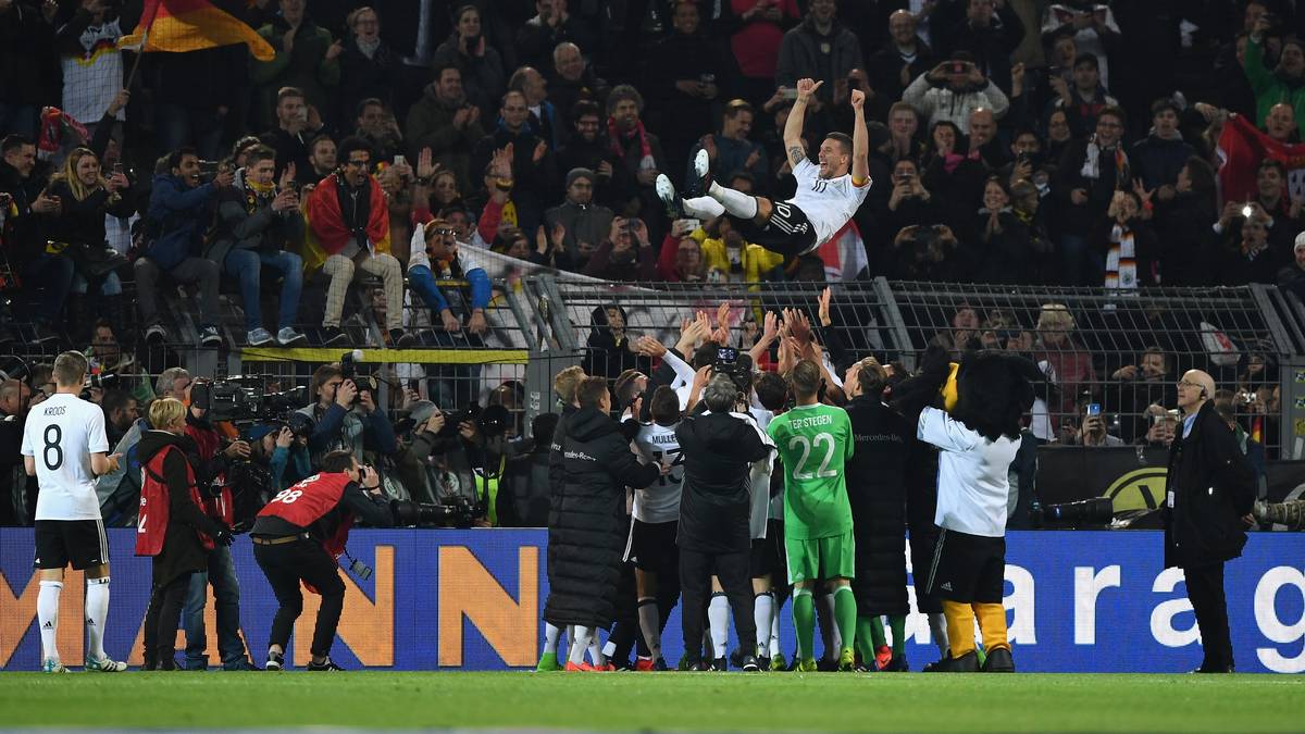 ...und nach dem Schlusspfiff werfen ihn seine Mitspieler in die Luft