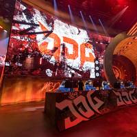 Das Mid-Season Invitational hat einen neuen Champion: JDG zerstört BLGs Traum vom internationalen Erfolg, stattdessen kam es einmal mehr zur Neuauflage des LPL-Spring-Split-Finales, samt des gleichen Ergebnisses. 