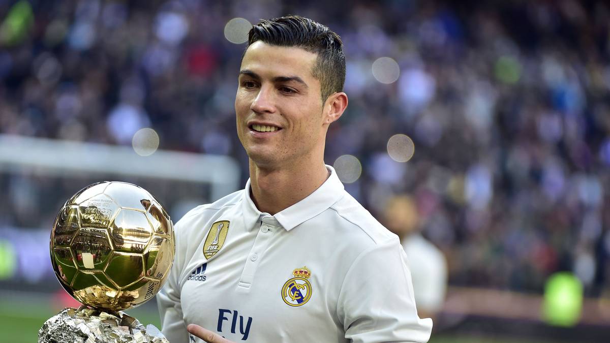 2016: Cristiano Ronaldo wird nach einem herausragenden Jahr von der französischen Fachzeitschrift "France Football" zum Gewinner des "Ballon d'Or" gekürt. Auch für den "Weltfußballer des Jahres" der FIFA ist der portugiesische Superstar nominiert...