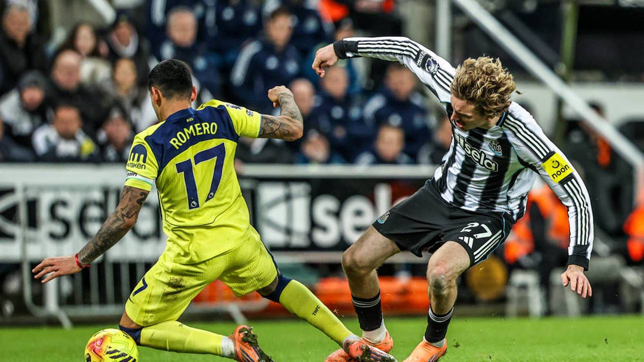 Cristian Romero (l.) wird im Duell mit Nick Woltemade (r.) und Newcastle United zum Helden 