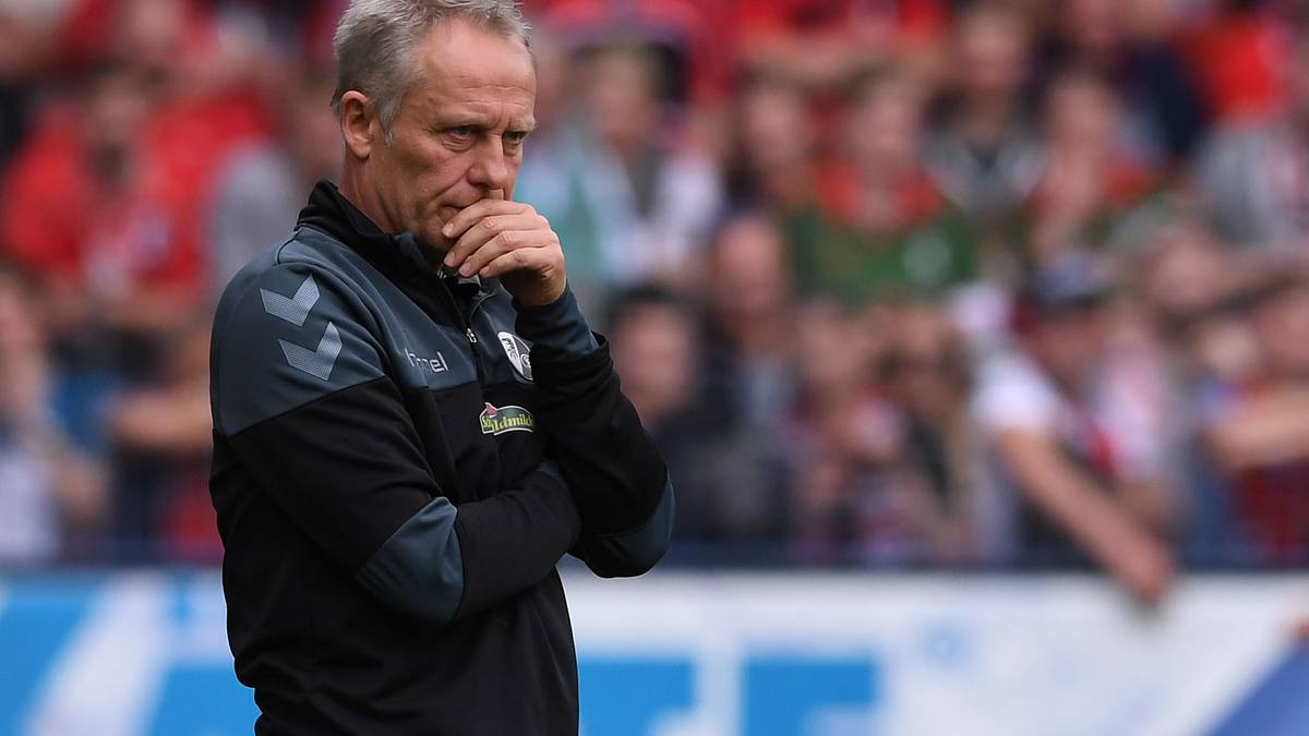 Freiburgs Trainer Christian Streich reagiert und wechselt drei Spieler auf einmal aus