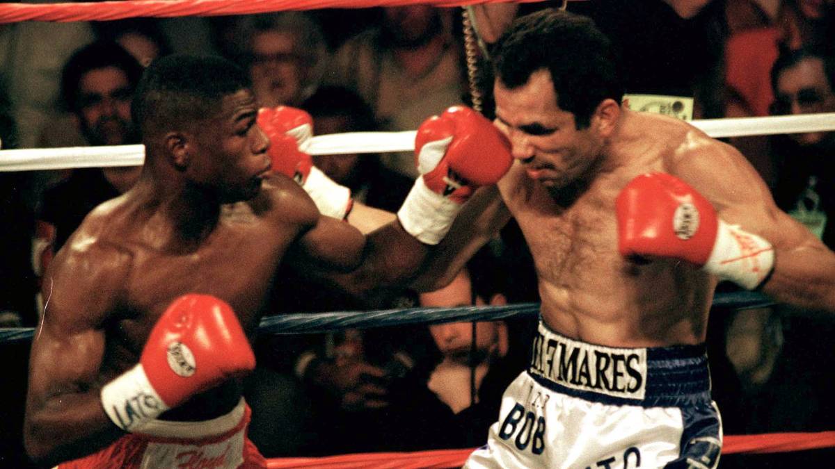 Oktober 1998: Mayweather greift nach seinem ersten Weltmeister-Gürtel - dem WBC-Titel im Superfedergewicht. Er dominiert US-Landsmann Genaro Hernandez bis zu dessen Aufgabe nach der achten Runde