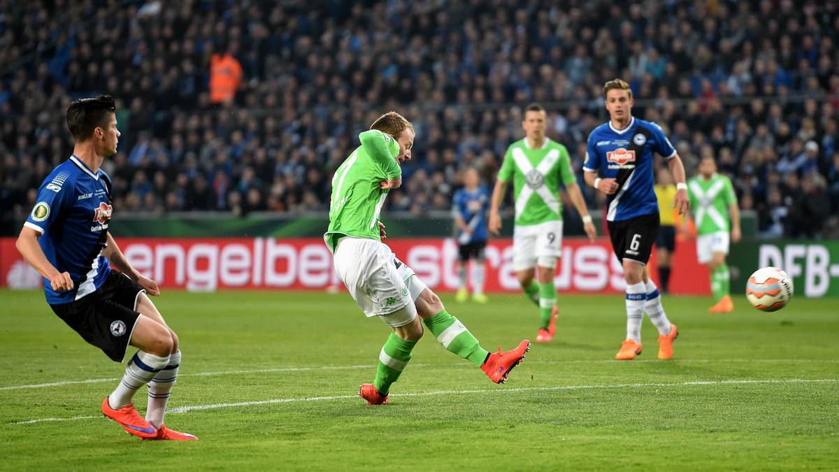 Doch die Wolfsburger haben etwas dagegen. Bereits nach acht Minuten erzielt Maximilian Arnold nach feinem Zuspiel von Daniel Caligiuri die Führung für die Wölfe