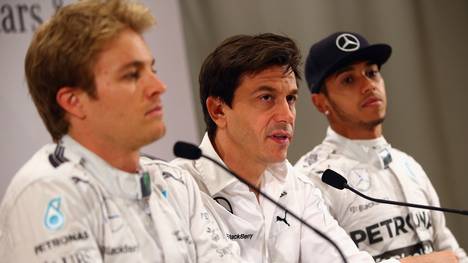 Toto Wolff zwischen Nico Rosberg (l.) und Weltmeister Lewis Hamilton