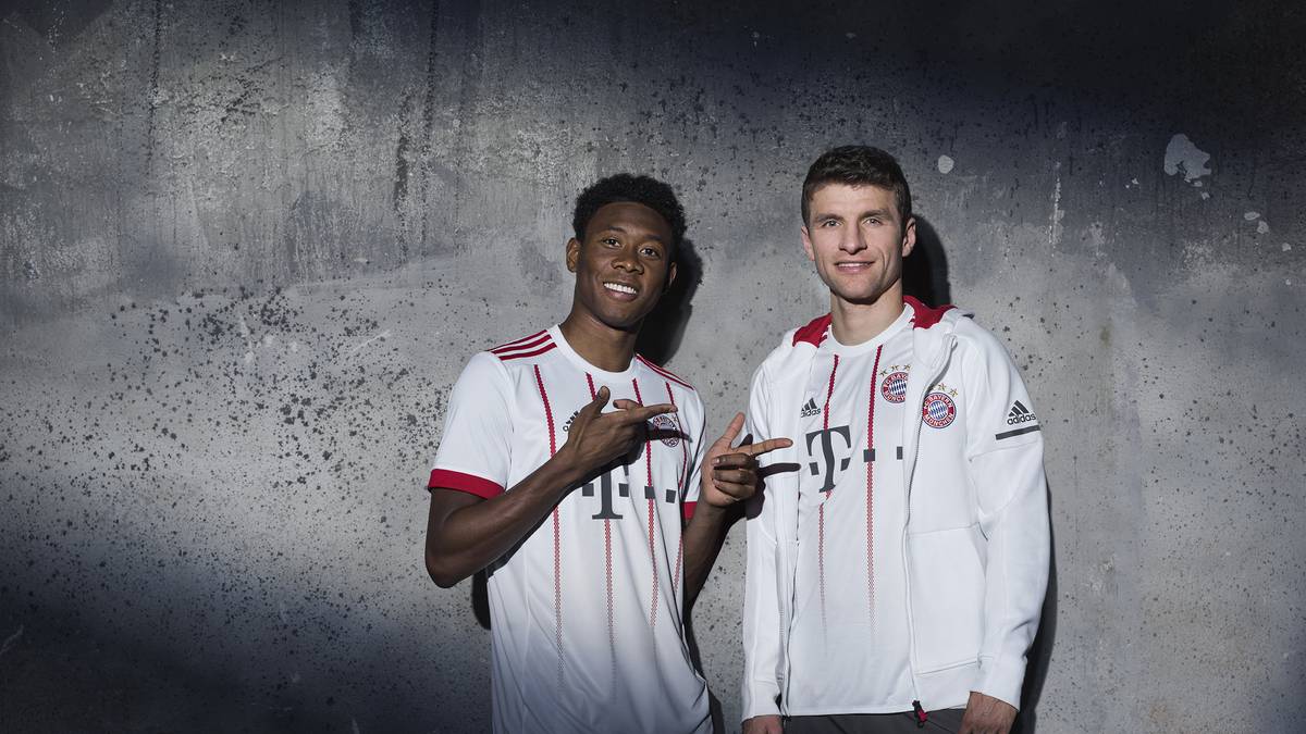 ... stellt sich auch Thomas Müller als Model zur Verfügung. Erstmals wurde das Trikotdesign  in die Hände von Fans gelegt. Das Rennen machte der Entwurf des 15-jährigen Joseph Maraska aus Israel