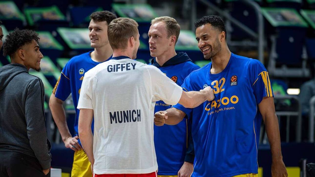 Niels Giffey scherzt mit seinen alten Kollegen. 