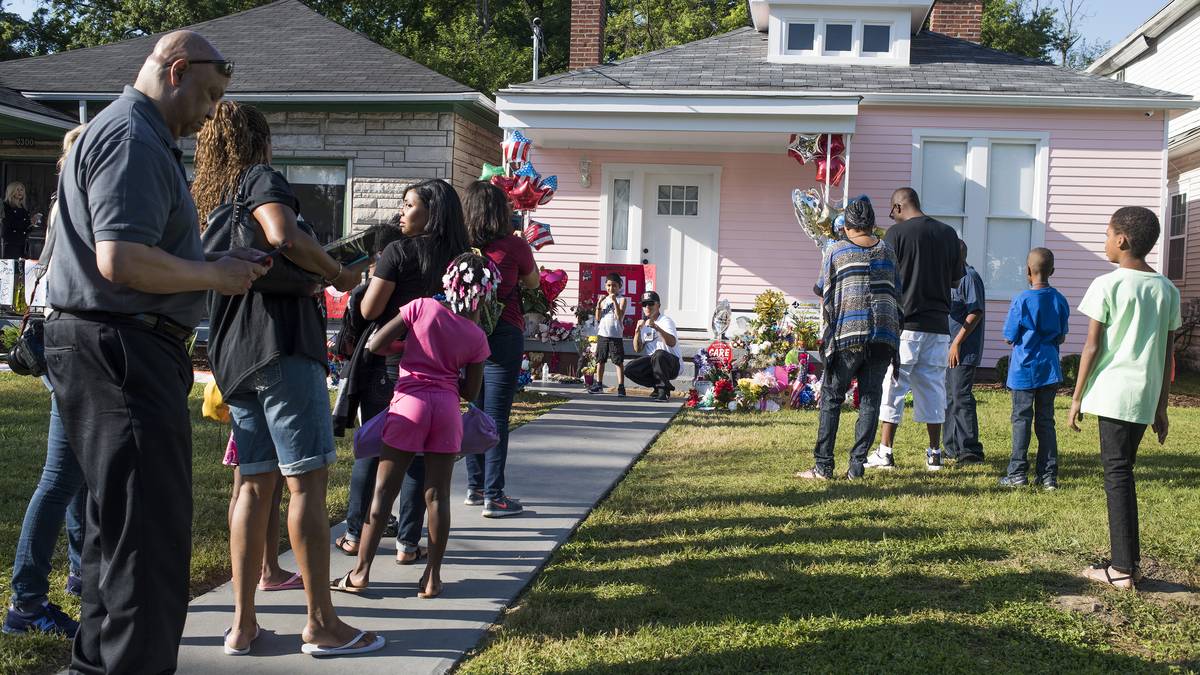Das Elternhaus selbst ist dabei zu einer Pilgerstätte für seine trauernden Fans geworden