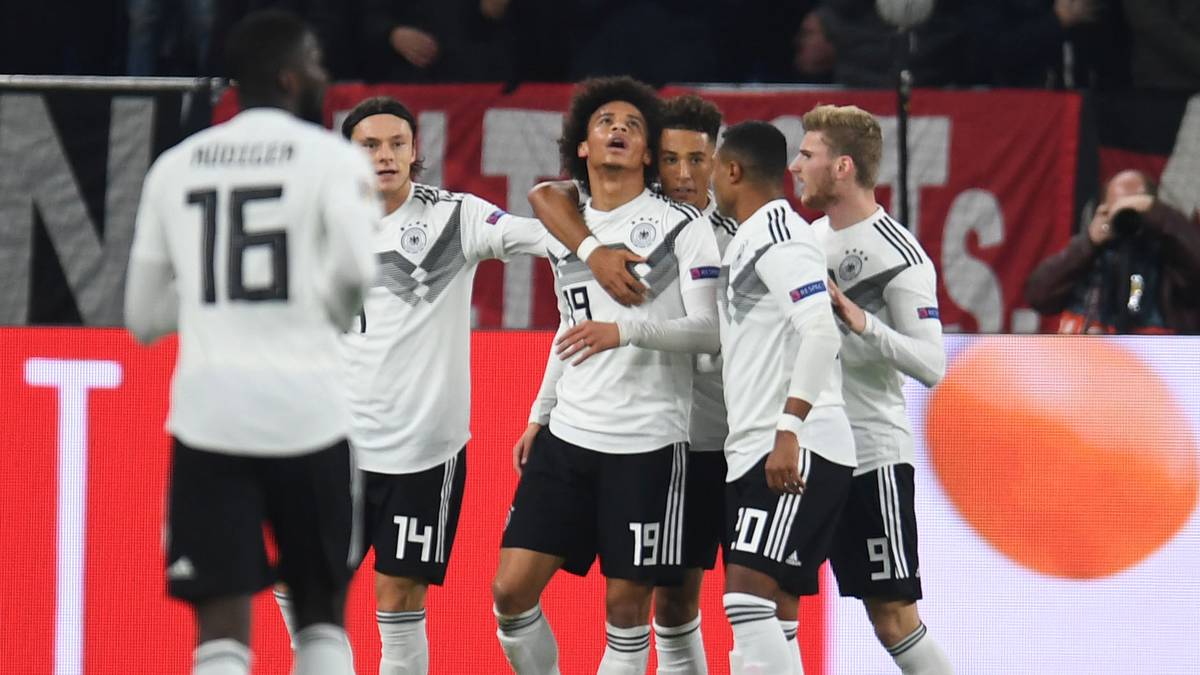 SPANIEN - "As": "Auf dem Spielfeld der Schalker Veltins Arena sah man eine Mannschaft, die Hoffnungen für die Zukunft weckt. Angeführt von dem modernen Dreizack aus Sane, Gnabry und Werner setzte die Mannschaft einmal mehr auf ihr vertikales Spiel im Angriff und übertraf Oranje im Dortmunder Stil."