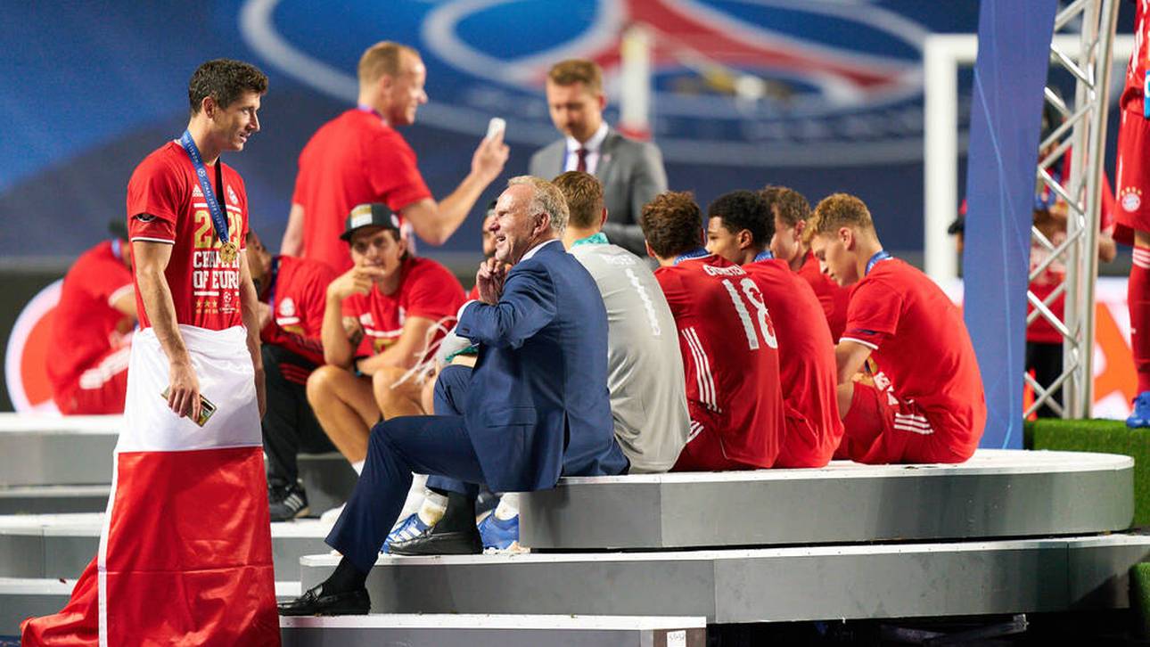 Robert Lewandowski (l.) und Karl-Heinz Rummenigge (m.) nach dem Champions-League-Sieg 2020