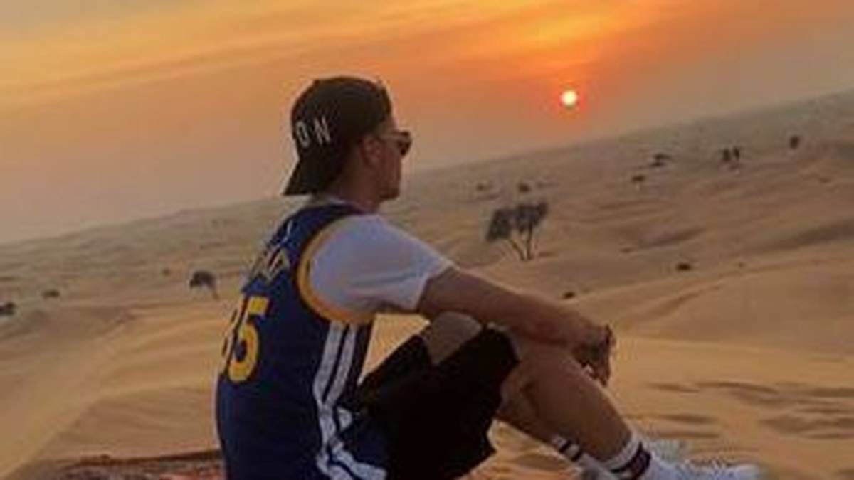 Welcher BVB-Star hat es sich denn hier in der Wüste auf einem Teppich gemütlich gemacht?