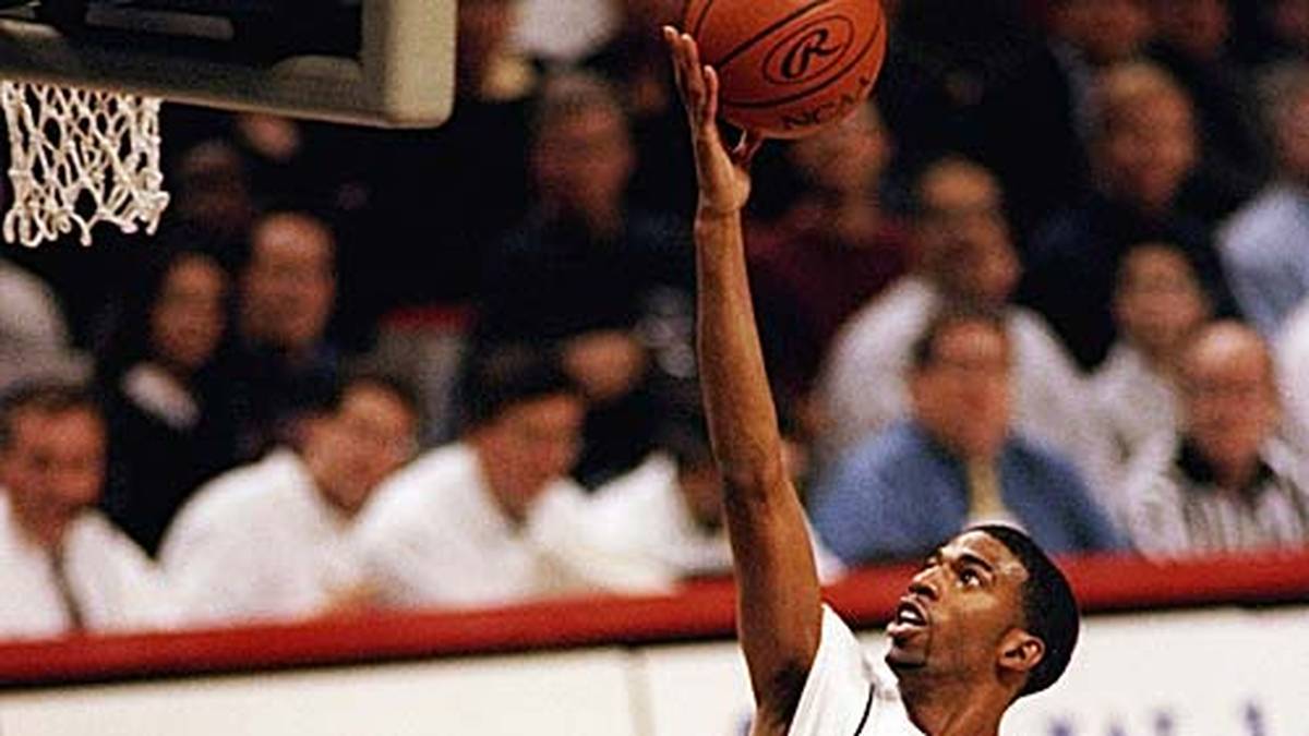 Der später in der NBA auch durch seine Gesichtsmaske bekannte Richard "Rip" Hamilton führt UConn zum 77:74-Erfolg