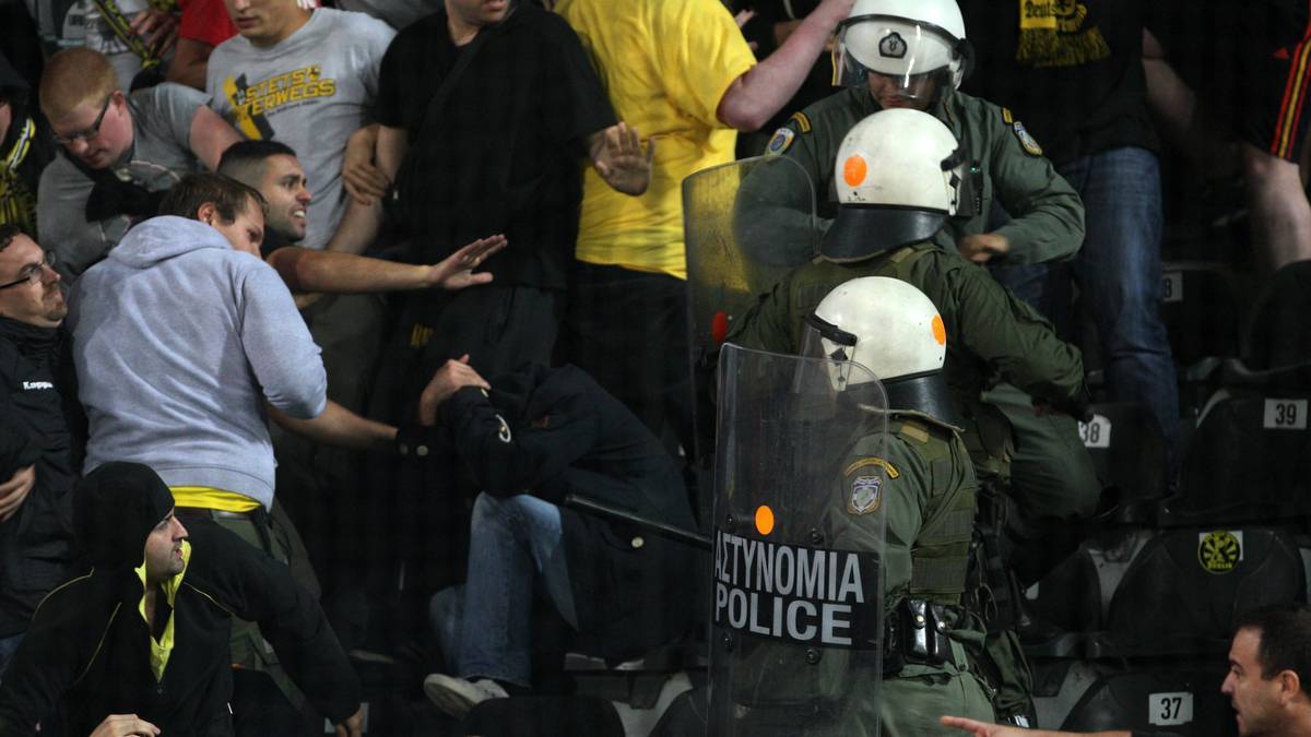 Negativ fallen die BVB-Fans auf. Im Gästeblock brennt zu Begin der zweiten Halbzeit Pyrotechnik, die Polizei muss einschreiten