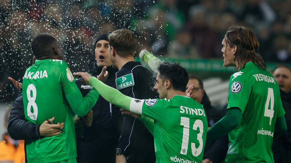 Herrlich guckt anschließend sogar noch Zakaria erstaunt hat, der allerdings ob Herrlichs Aktion ebenso verblüfft reagiert. Eine Rudelbildung ist die Folge