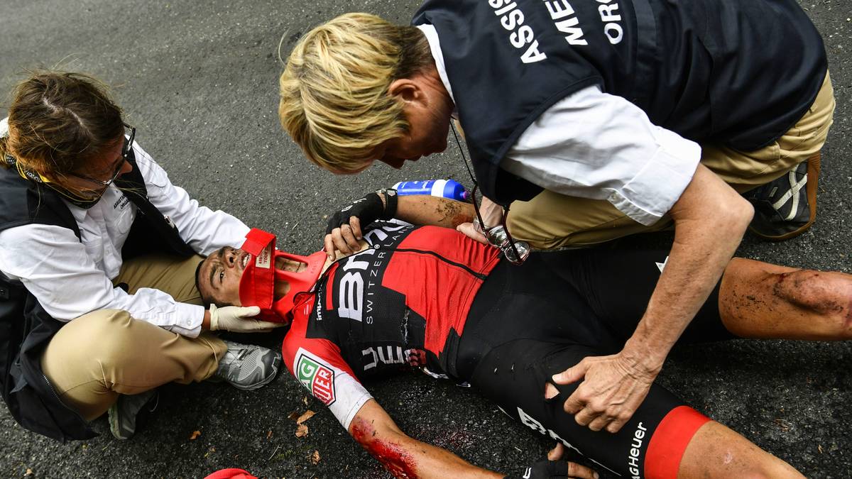 RICHIE PORTE (9. Etappe): In der heiklen Abfahrt vom Mont du Chat rutscht der Australier bei hoher Geschwindigkeit in einer Linkskurve vom Asphalt, ehe er sich überschlägt und ungebremst in die steinige Innenseite einer Kurvenbegrenzung einschlägt. Porte bricht sich dabei das rechte Schlüsselbein und die Hüftpfanne