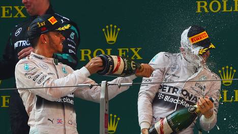 Lewis Hamilton (l.) und Nico Rosberg (r.) bei der Siegerehrung in Schanghai