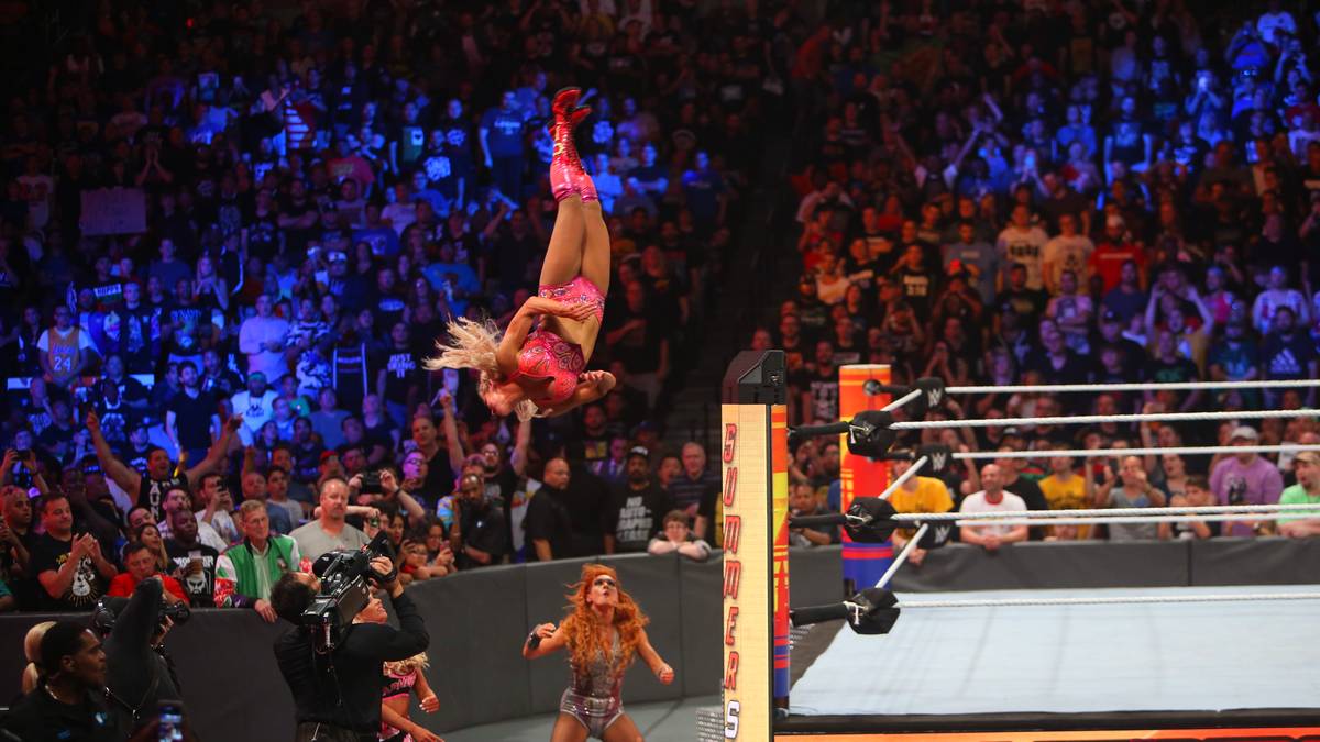 Eine spektakuläre Flugshow gibt es beim Damen-Match zwischen Carmella, Becky Lynch und Charlotte Flair
