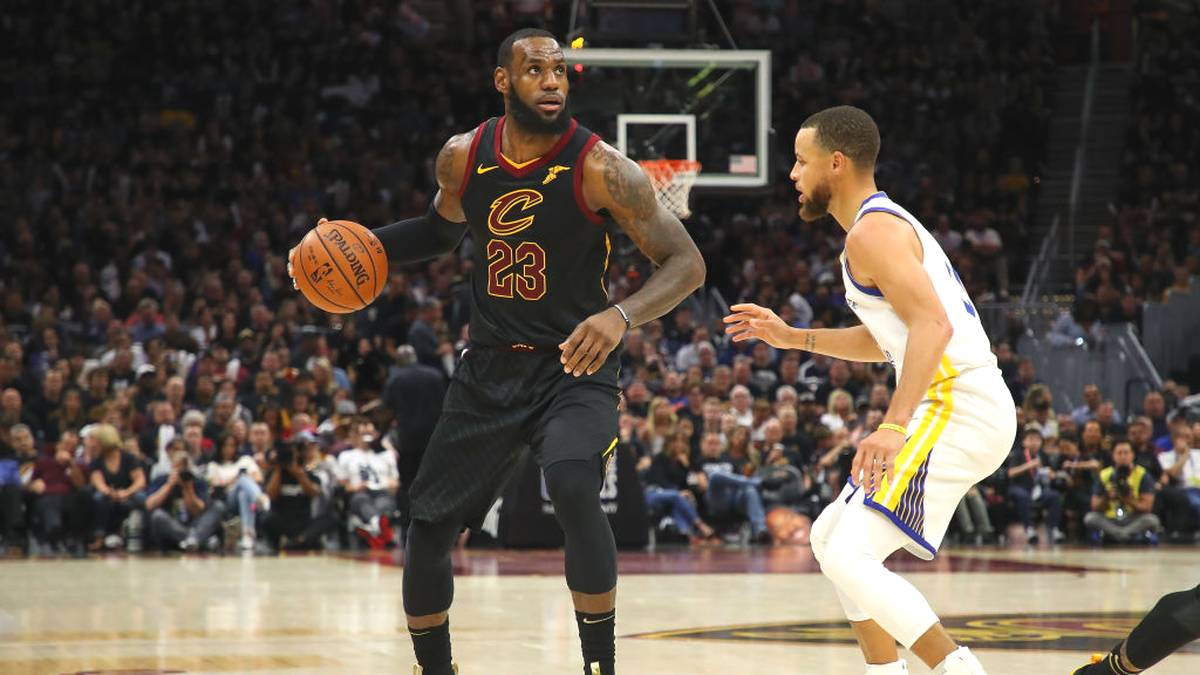 LEBRON JAMES: Zusammen mit Kobe Bryant der Superstar der Nach-Jordan-Ära! Beherrscht in der Offensive alles, entscheidet Spiele im Alleingang - und führte sowohl Miami als auch seine Heimat-Franchise aus Cleveland zum Titel. Viermaliger MVP, 15-maliger All-Star. Einzige Schwäche: Ist sich für die Defensive ab und an zu schade