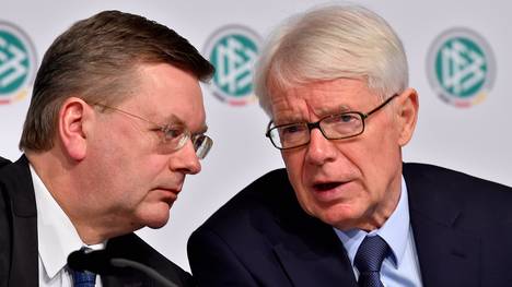 Liga-Präsident Reinhard Rauball (r.) im Gespräch mit dem künftigen DFB-Chef Reinhard Grindel (l.)