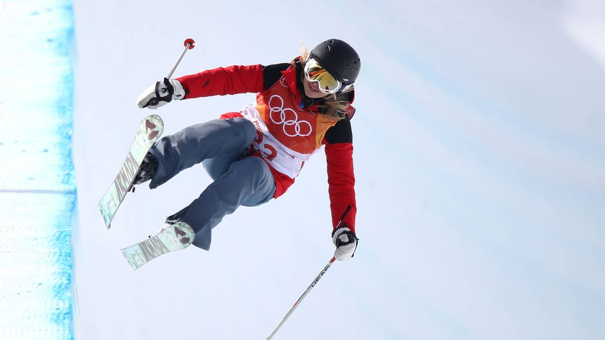 FLOP - ELIZABETH SWANEY. Sie nimmt das Motto "Dabei sein ist alles" zu wörtlich. Die US-Amerikanerin geht für Ungarn im Ski-Freestyle an den Start, atemberaubende Tricks und schwindelerregende Halfpipe-Drehungen zeigt sie allerdings nicht. Sie fährt ihren Lauf ohne einen einzigen Trick ins Ziel, wird Letzte