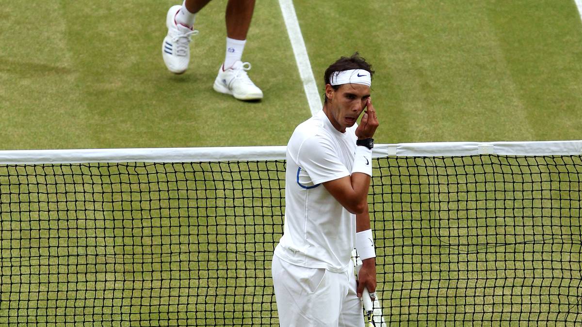 SEITENWECHSEL: Auch der Seitenwechsel folgt einem speziellen Ablauf. Egal, wo Nadal das Spiel beendet - wenn er das Netz passieren muss, um zu seiner Bank zu kommen, wartet er, bis der Gegner an ihm vorbei ist