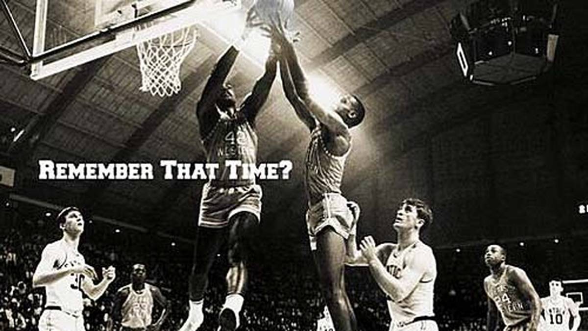 RANG 6: Ein auch historisch unendlich wichtiges Endspiel steigt 1966. Als in den USA Rassismus noch an der Tagesordnung ist, besiegt Texas Western mit fünf schwarzen Spielern die ruhmreichen - und ausnahmslos weißen - Kentucky Wildcats um den jungen Pat Riley (3.v.r.) mit 72:65. Kentuckys Fans schwenken die Flagge der Konföderation vergeblich