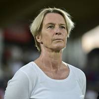 Vor dem Restart der Frauen-Bundesliga sieht Martina Voss-Tecklenburg den VfL Wolfsburg im Kampf um die Meisterschaft in der Favoritenrolle.