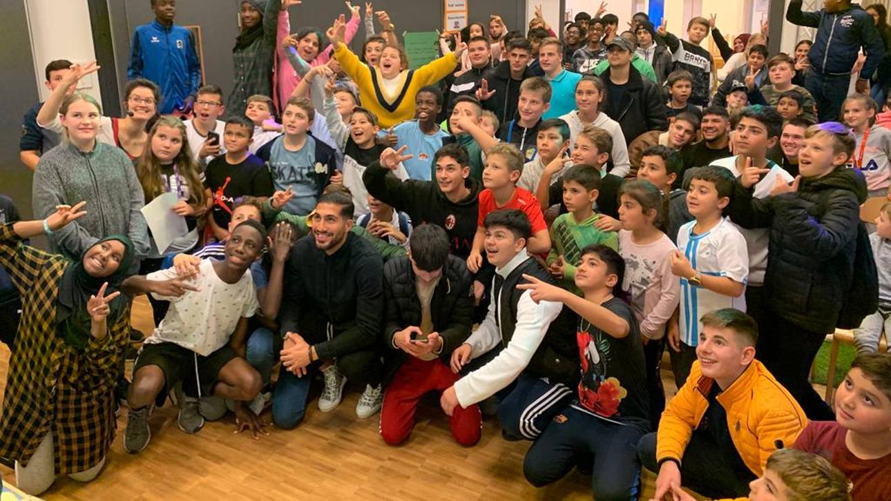 Emre Can an seiner früheren Grundschule