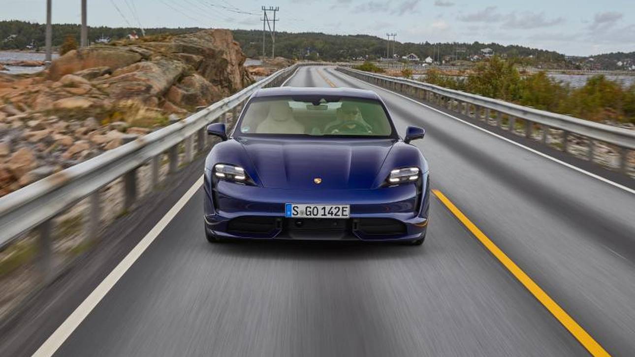 Mit dem langen Bug und der schlanken Kabine sieht der Taycan aus wie eine Mischung aus 911 und Panamera