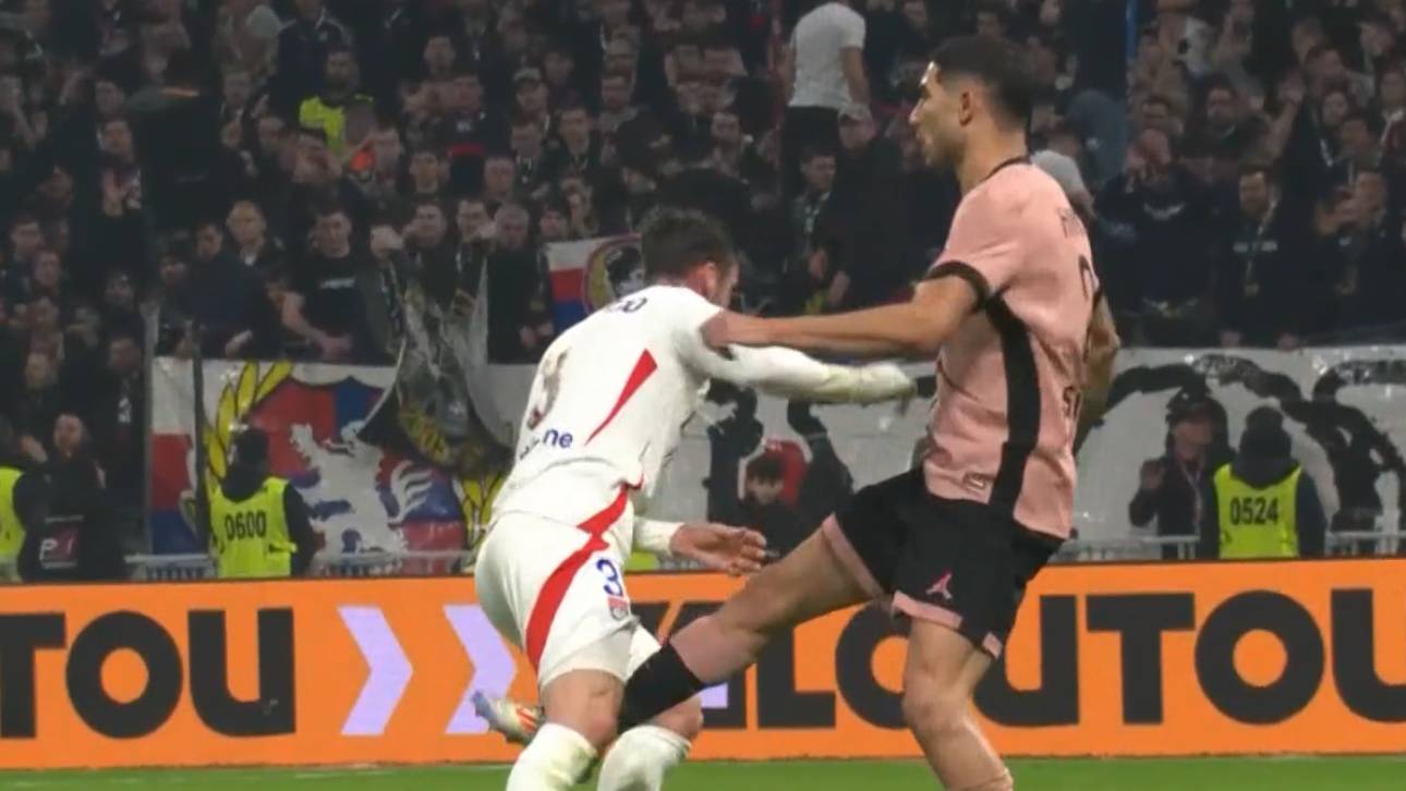 Achraf Hakimi bei seinem Tritt gegen Tagliafico