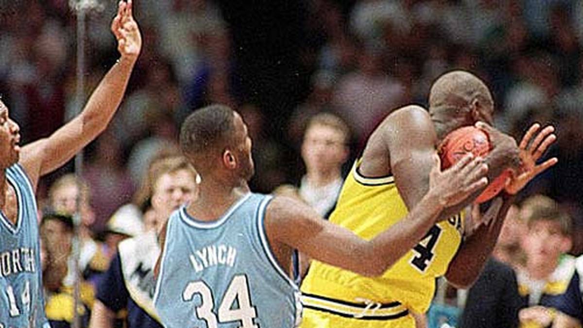 RANG 5: Die wohl bekannteste Auszeit, die keine war, verhindert die Meisterschaft der immer noch extrem populären "Fab Five". Topstar Chris Webber will 1993 für die Michigan Wolverines gegen die North Carolina Tar Heels beim Stand von 71:73 kurz vor Schluss eine Auszeit nehmen, Michigan hat aber gar keine mehr. Carolina erhält für das Technische Foul Freiwürfe und gewinnt - mit dem Deutschen Henrik Rödl