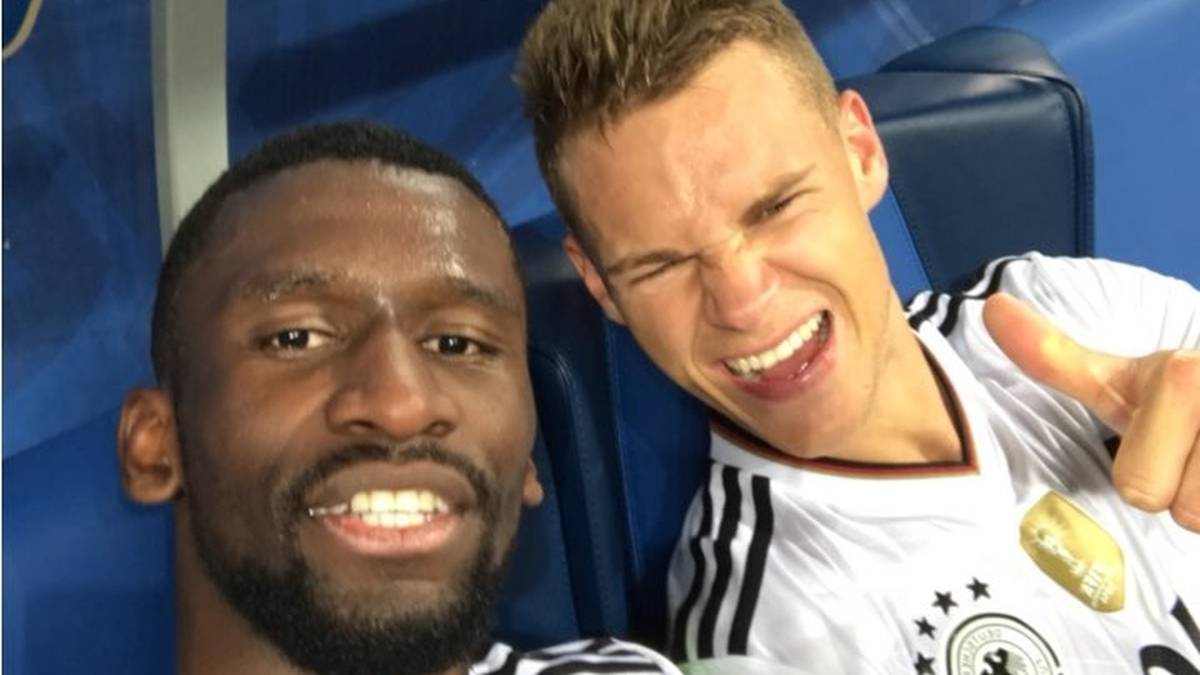 Auf der Bank fanden sich Rüdiger und Joshua Kimmich (r.) im Finale nicht wieder. Nach dem Sieg nehmen sie da aber gerne Platz, um zu feiern