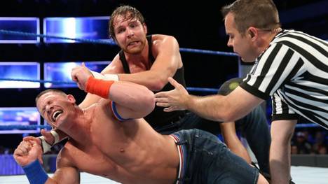 Dean Ambrose (M.) besiegte John Cena durch Pinfall
