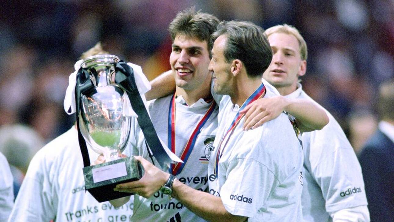 Siegerlächeln: Markus Babbel (l.) und Jürgen Kohler 1996 bei der Europameisterschaft mit dem Pokal
