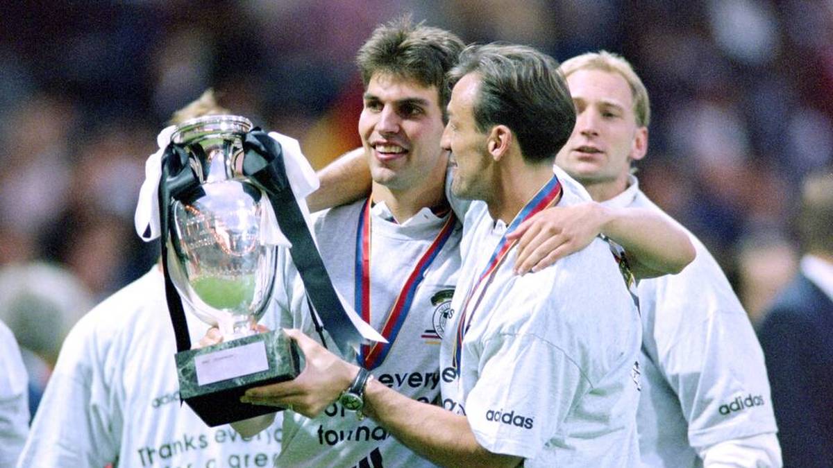 Siegerlächeln: Markus Babbel (l.) und Jürgen Kohler 1996 bei der Europameisterschaft mit dem Pokal 
