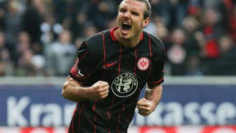 In Frankfurt wird er Torschützenkönig, DFB-Pokal-Sieger und schließlich zum Fußballgott. Und auch wenn er seinen Torriecher nie für die deutsche A-Nationalmannschaft unter Beweis stellen konnte, ist er doch einer der prägendsten Torjäger der Bundesliga-Historie. Das ist seine Geschichte. 