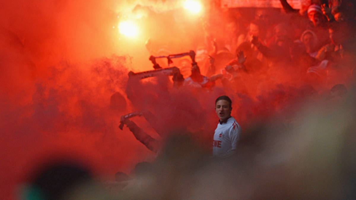 2012 zünden Kölner Fans nicht nur mehrfach bengalische Feuer, im Vorfeld sollen sie einen Fanbus der Gladbacher attackiert haben. Seit der Saison 2017/18 hat es das Derby nach dem Kölner Abstieg nicht mehr gegeben. Der FC schaffte aber den direkten Wiederaufstieg und so kommt es in der Saison 2019/20 zu den Derbys Nummer 114 und 115