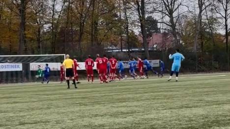 In der Bezirksliga Oberbayern Nord tritt ein Amateur-Torwart in der Nachspielzeit zum Freistoß an - und bewahrt sein Team mit einem traumhaften Treffer vor einer Niederlage.