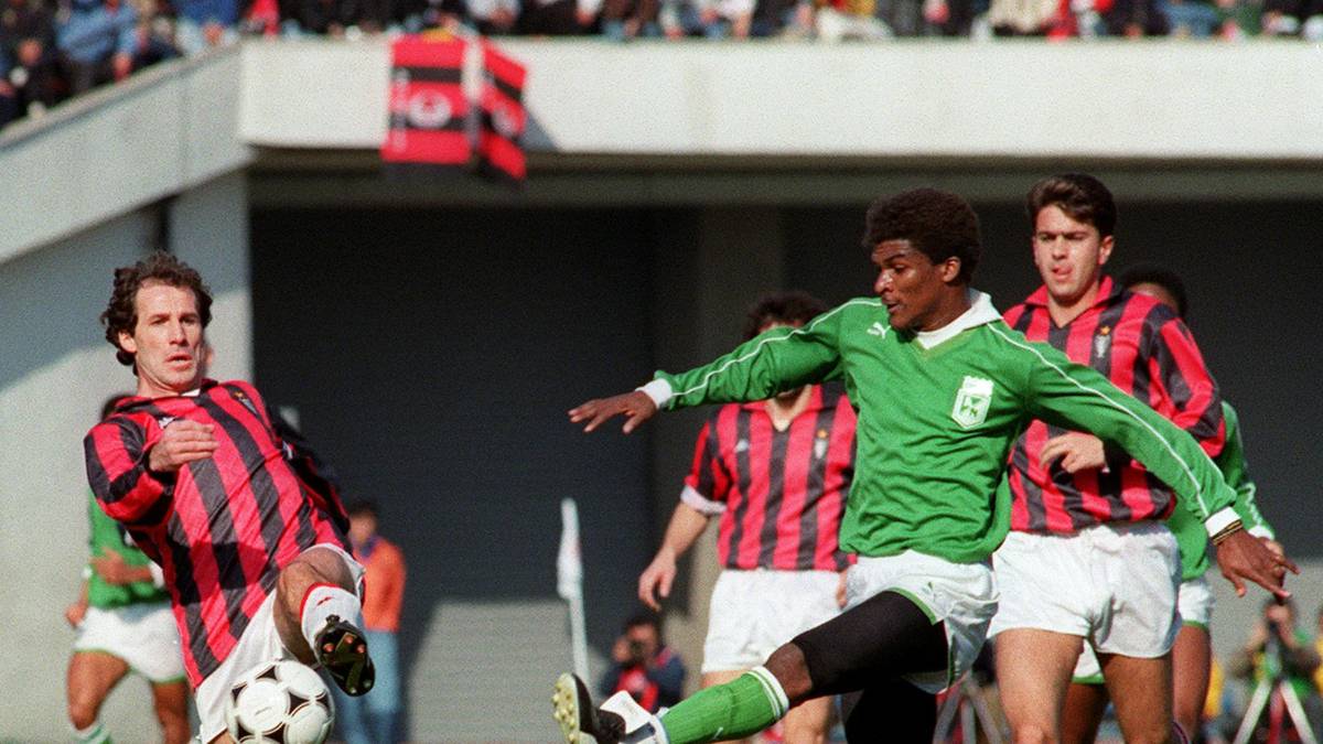 PLATZ 4: AC Mailand (1989/90) - Arrigo Sacchi wurde im Sommer 1987 als Trainer verpflichtet, die Niederländer Marco van Basten und Ruud Gullit wurden ebenfalls Teil des Teams. Gleich in seiner Premierensaison führte Sacchi das Team zum Meistertitel, es folgte der Landesmeisterpokal und in den folgenden zwei Jahren der UEFA-Superpokal, sowie der Weltpokal