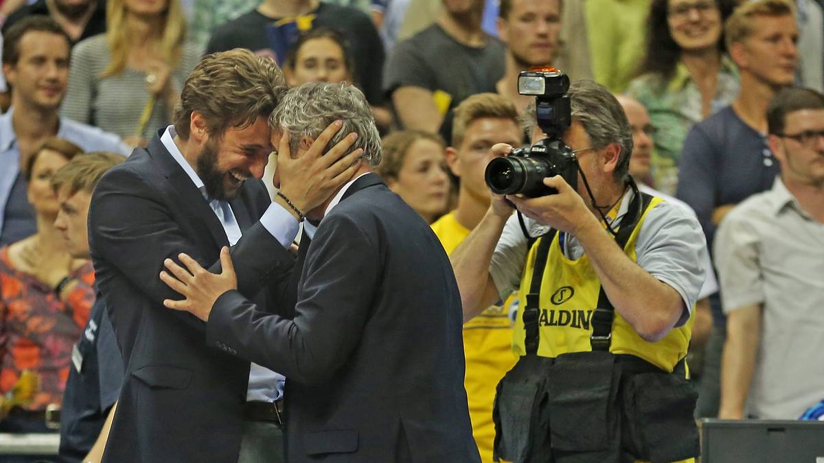 Sohn Marko Pesic, Geschäftsführer des FC Bayern, herzt seinen Vater nach dem entscheidenden Finale