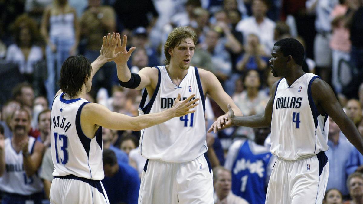 Neben Nash und Nowitzki zählt Michael Finley (r.) zu den Hoffnungsträgern. Der Guard verstärkt bereits seit 1996 die Mavs