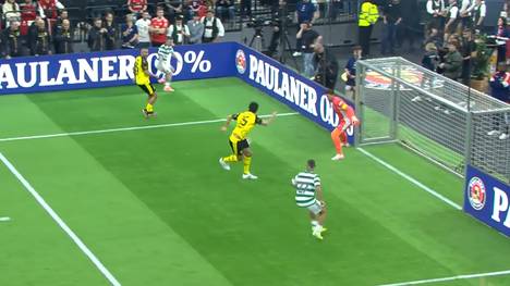 Es wäre das Eigentor des Turniers gewesen! Mats Hummels zaubert beim Legends Cup - doch der Ball fällt fast noch ins eigene Tor. 